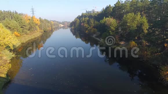 船浮在美丽的秋河上视频的预览图
