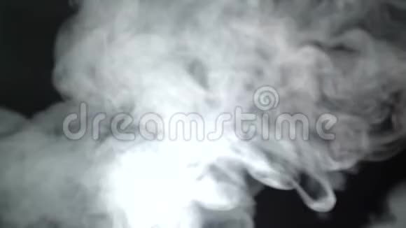 烟雾弥漫在黑色背景的屏幕上视频的预览图