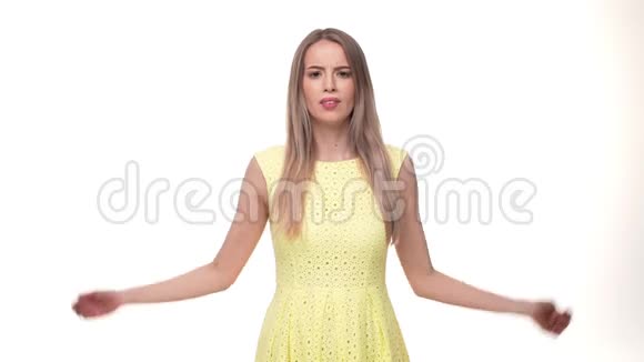 沮丧的女人在缓慢的动作中双手抱着头在灰色背景上视频的预览图