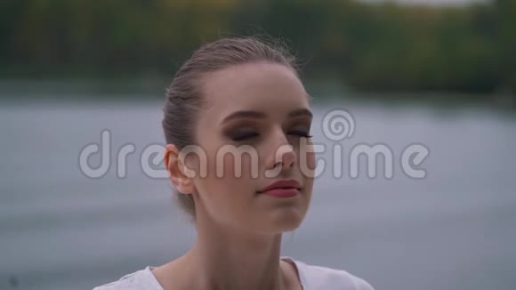 那个女孩正在湖边冥想视频的预览图