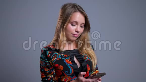 用电话和社交媒体上的笑语回应吸引年轻白种人女性的特写镜头视频的预览图