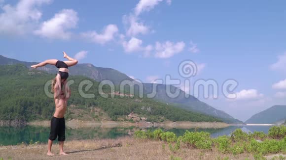 在阿拉尼亚度假的运动员在海湾的背景下接受训练视频的预览图