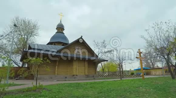 4K时间推移基辅市的公园里有一座带有金色十字架的老式俄罗斯式木制教堂视频的预览图