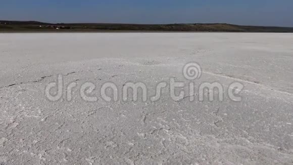 在库亚尔尼茨基河口上游底部结晶盐乌克兰库亚尔尼克河口视频的预览图