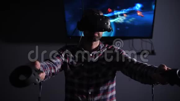 虚拟现实眼镜人类认为宇航员在空间站上4k慢速摩托视频视频的预览图