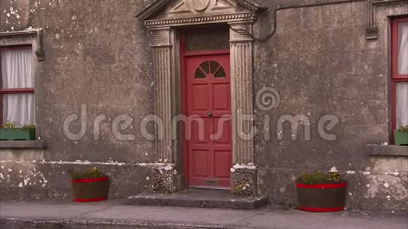 有红色门窗的房子视频的预览图