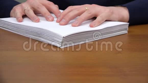 一个雇员推着一叠文件用钢笔签字视频的预览图