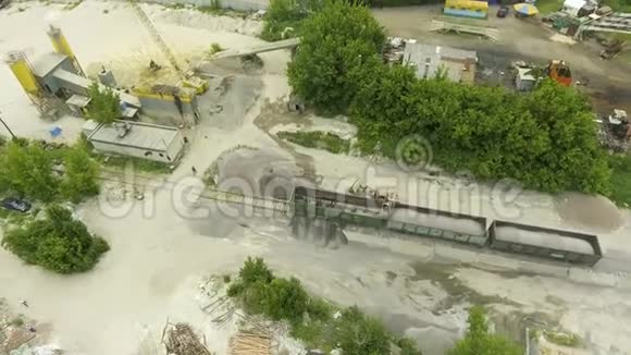 旧混凝土工厂地盘及附近设施的高空拍摄视频的预览图
