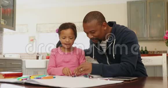 爸爸和女儿玩彩色蜡笔4k视频的预览图