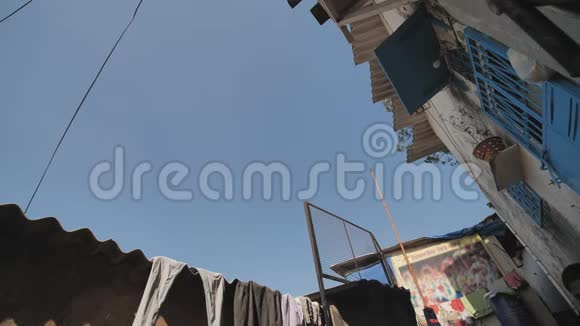飞机降落在孟买市的贫民区上空视频的预览图