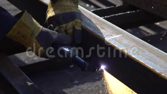 员工用焊机特写切割金属梁视频的预览图