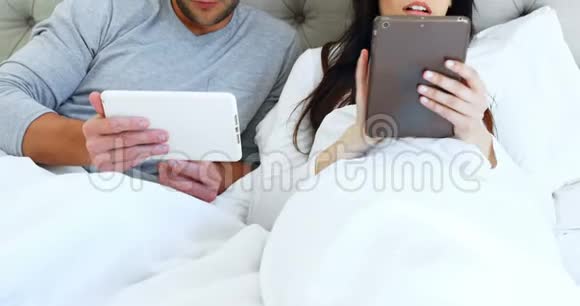 快乐的一对夫妇在数码平板电脑上打视频电话视频的预览图