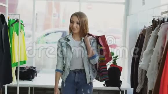 多莉拍了一张漂亮的年轻女士慢慢地穿过现代商店她拿着几个纸袋看着视频的预览图