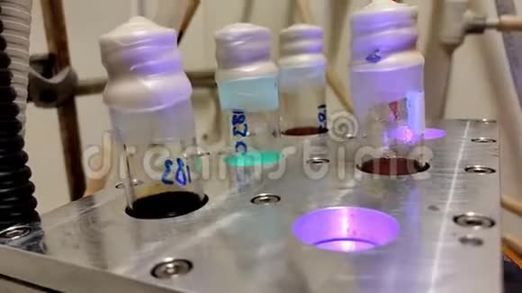 密封圆柱玻璃容器搅拌中的彩色光化学反应视频的预览图