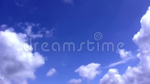 云在蓝天的快速流动视频的预览图