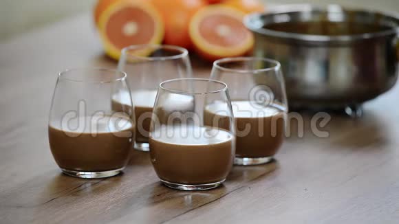 在玻璃烧杯里做巧克力潘纳棉视频的预览图