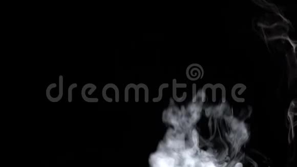 垂直定位白色烟雾在黑色背景慢动作视频的预览图