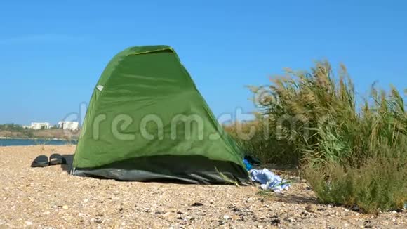 帐篷矗立在沙滩上视频的预览图