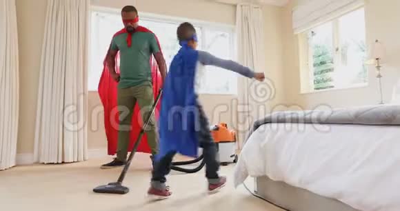 父子俩用吸尘器打扫房间假装超级英雄4k视频的预览图