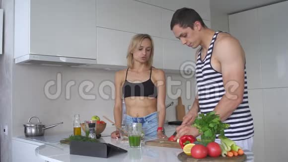准备健康早餐的年轻夫妇视频的预览图