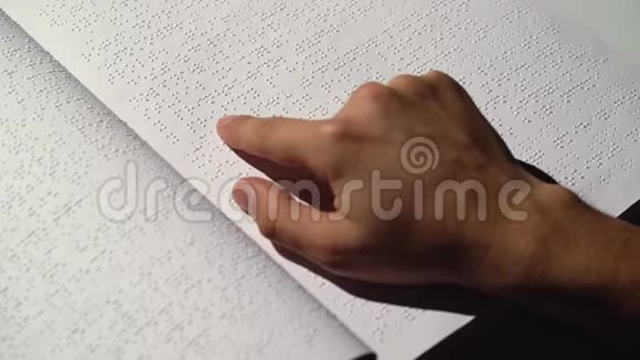 人手指读盲文书写关门视频的预览图