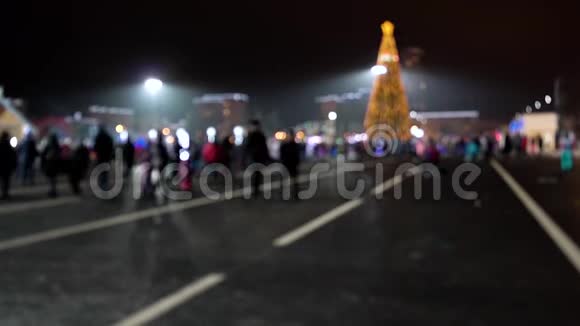 人群在新年晚会广场来回走动视频的预览图