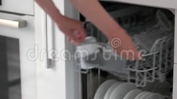 女性手在家里卸洗碗机视频的预览图