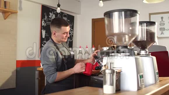 咖啡店里的咖啡师在蒸牛奶视频的预览图