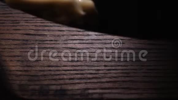 木面上涂抹白酱刀库存录像近距离观看视频的预览图