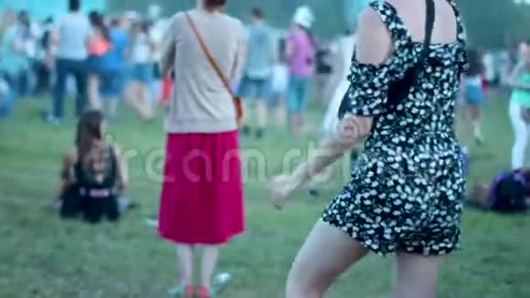在人群中跳舞的女孩视频的预览图
