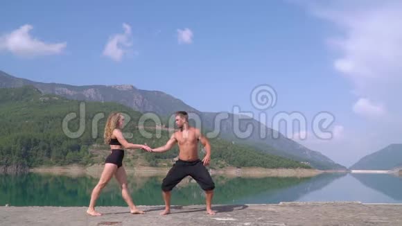 体操运动员和他在土耳其的搭档一起训练视频的预览图