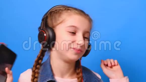 一个戴着耳机跳舞享受音乐的小女孩视频的预览图