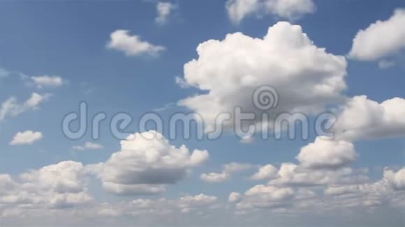 白云在蓝天上移动视频的预览图
