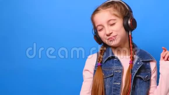 一个戴着耳机的小女孩喜欢音乐和舞蹈视频的预览图