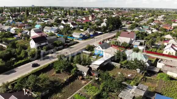 俄罗斯中部小镇的鸟瞰图向下运动视频的预览图