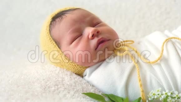 可爱的睡觉宝宝裹着白色毯子视频的预览图
