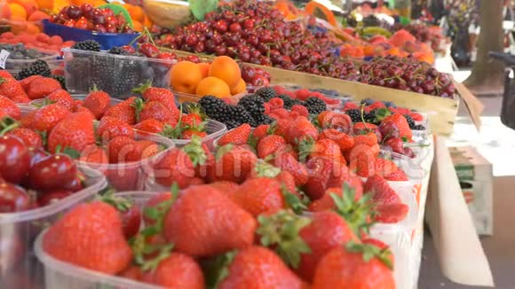 农贸市场的有机水果视频的预览图