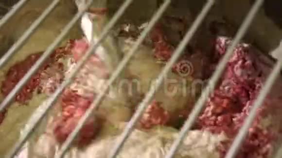 混合碎料的自动绞肉机视频的预览图