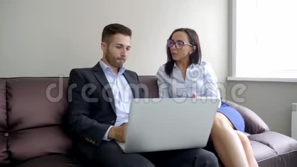 快乐的年轻男女在工作休息时交流视频的预览图