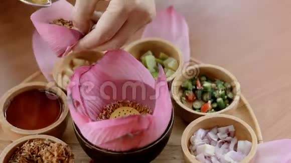 粉莲花瓣与厨房蔬菜混合泰国传统食品视频的预览图