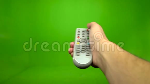 特写男手推电视遥控器绿色屏幕视频的预览图