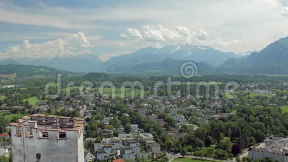 阳光明媚的夏日萨尔茨堡市和阿尔卑斯山地区令人愉快的令人叹为观止的景观视频的预览图
