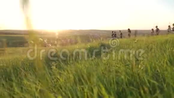 一群人在农村跑步视频的预览图
