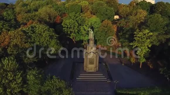 戴着十字架的伟大弗拉基米尔王子在基辅市的夏季公园举行的Drone观景纪念碑视频的预览图