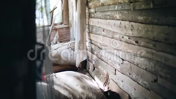 废弃的木屋里有破窗户的房间废弃的地方视频的预览图