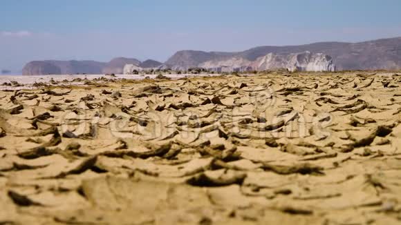 穿过伊朗大盐沙漠视频的预览图