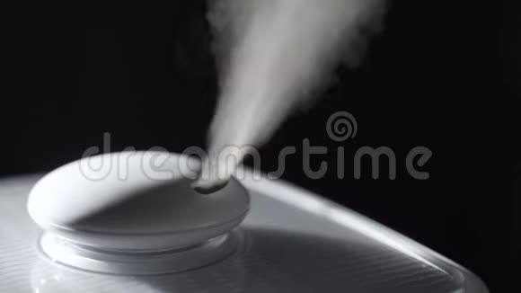 加湿器的蒸汽工作空气净化器上一滴蒸汽的宏观视频的预览图