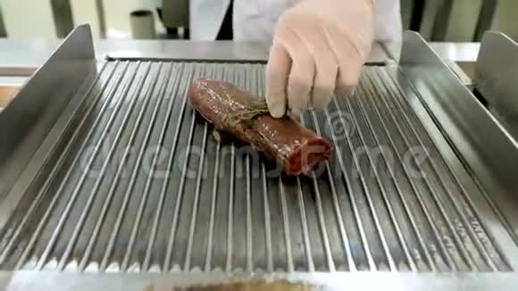 在烤盘上准备的大块新鲜牛肉视频的预览图