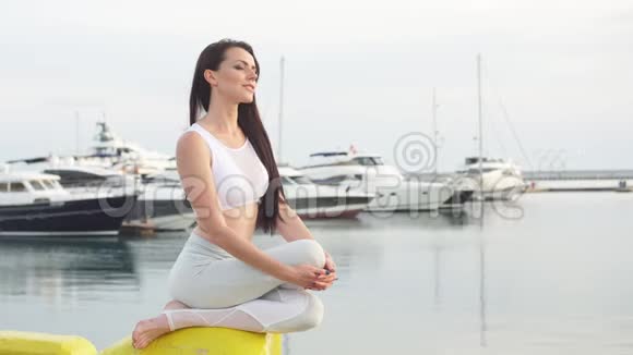 在户外工作的女人在海军码头做瑜伽运动的女人视频的预览图