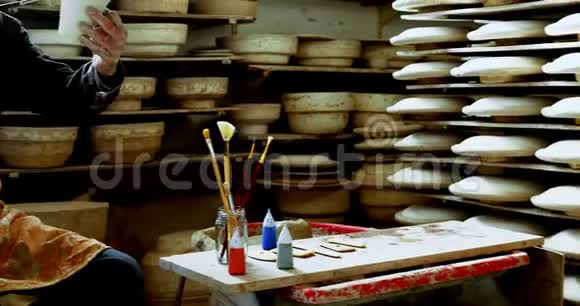 男陶匠绘画陶瓷艺术作品4k视频的预览图